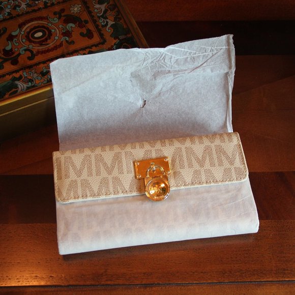 NWT Milan Wallet - Picture 3 of 10